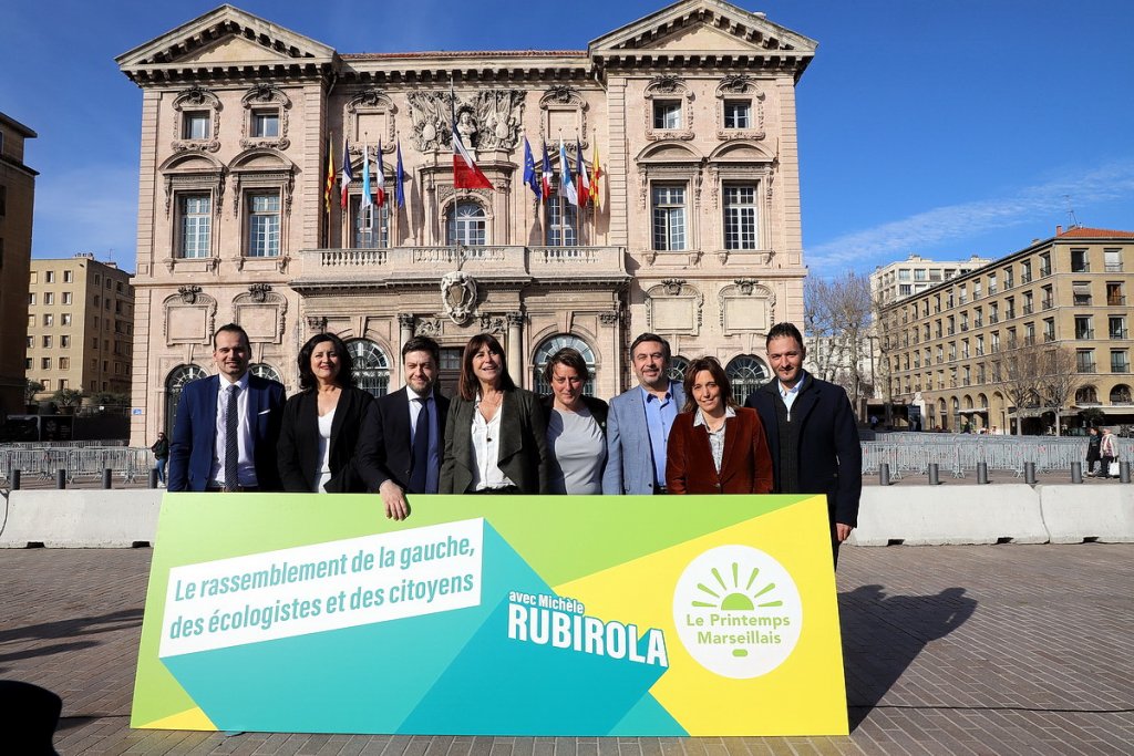 Les têtes de liste du Printemps Marseillais - Michel Rubirola entourée (de gauche à droite) Jérémy Bacchi, Aicha Sif, Benoît Payan, Olivia Fortin, Jean-Marc Coppola, Sophie Camard, Yannick Ohanessian (Photo Robert Poulain)