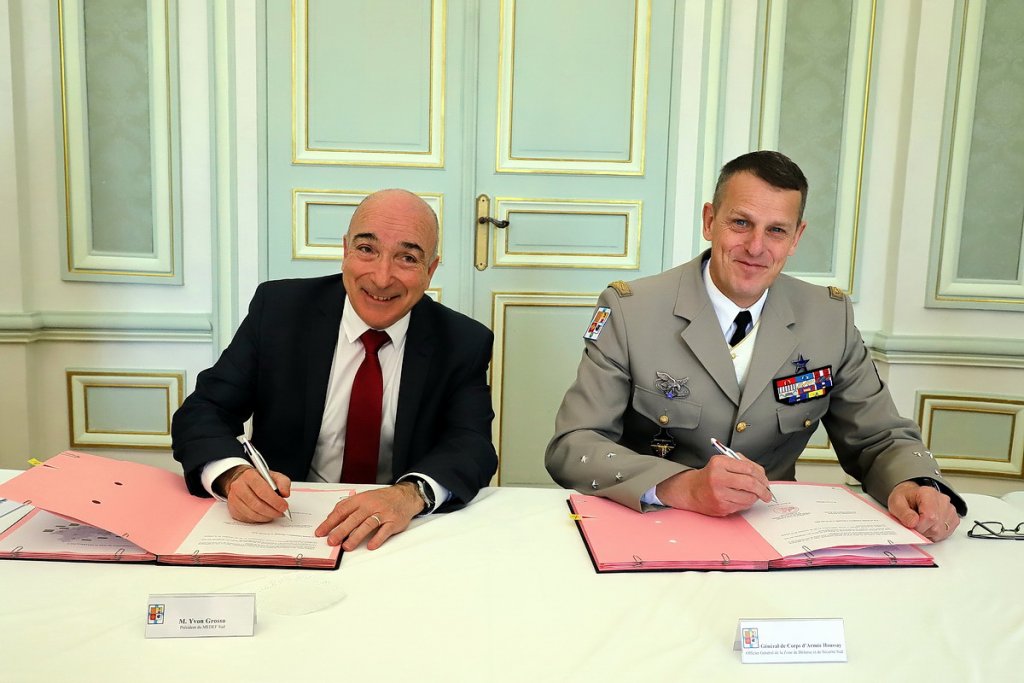 Yvon Grosso, président du Medef Sud et le général de corps d’armée, Benoît Houssay ont signé une convention de partenariat (Photo Robert Poulain)