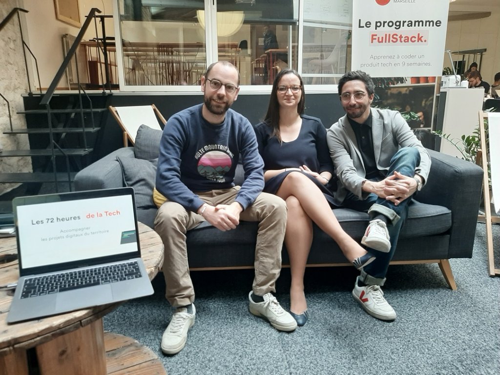 De gauche à droite, dans les locaux de leur école de formation au codage informatique à Marseille : Louis Chavane, Donia Joly et Mathieu Bonfils, les responsables du "Wagon" (Photo B.A)