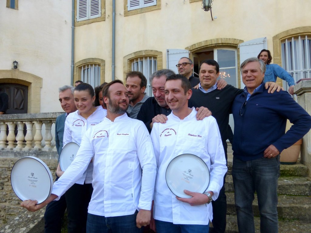 Amélie Nogier, Paul Langlère et Stéphane Riss, entourés des membres du jury et organisateurs, Julien Cafaro, acteur, Emmanuelle Boidron, actrice, Stéphane Henon, acteur, Bruno Verjus, Dimitri Kuchenbrod, Laurent Bréchet, Manu Amoros. (Photo M.E.)