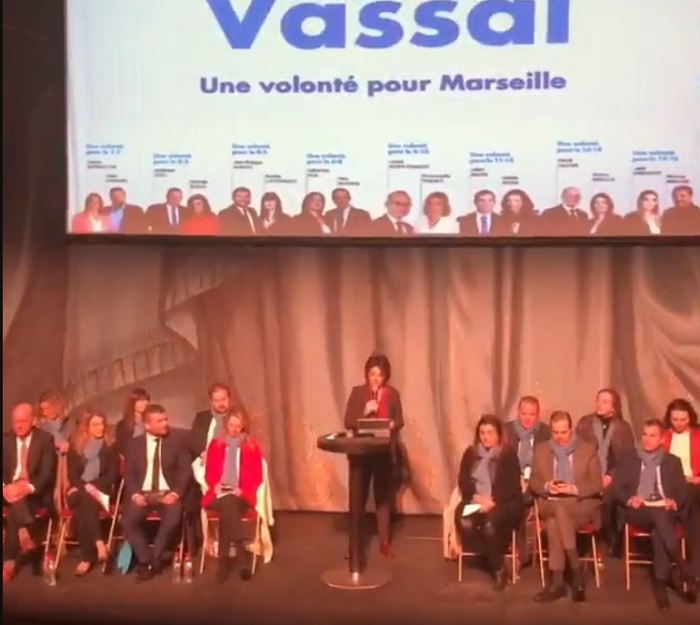 Sur la scène du théâtre du Gymnase Martine Vassal a présenté l'ensemble de ses colistiers secteur par secteur (Photo capture d'écran)