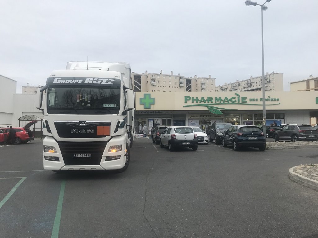 Le semi-remorque transportant les bidons d'alcool garé sur le parking de la pharmacie des Rosiers à Marseille (Photo D.R.)