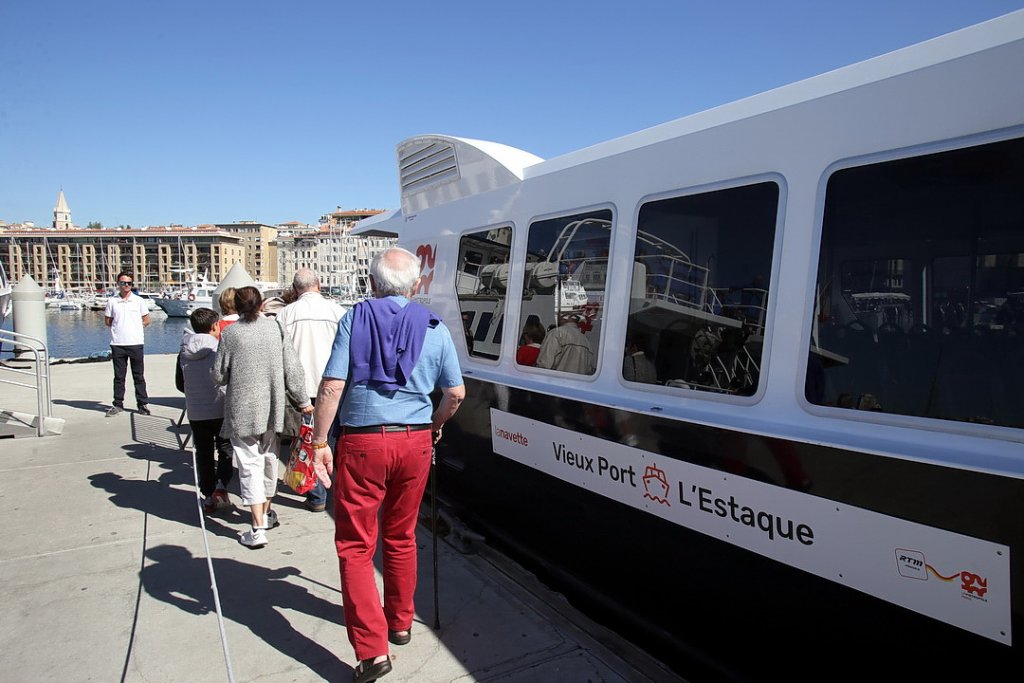 Le service de navette Vieux-Port/Estaque pourrait un jour être remplacé par des bateaux volants (Photo Robert Poulain)