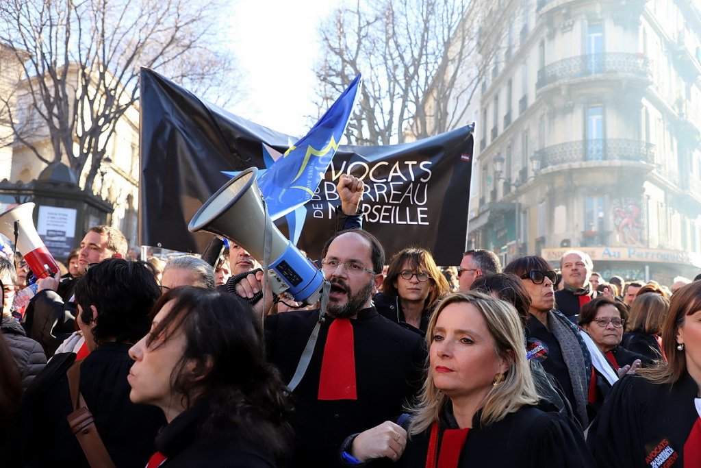 En tête du cortège, porte-voix en main le bâtonnier du barreau de Marseille Yann Arnoux-Pollak entouré d'avocats lors de la manifestation contre la réforme des retraites au mois de janvier 2020 (Photo Robert Poulain)