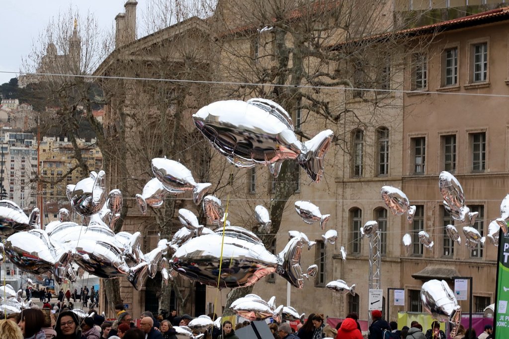 Eh oui, à Marseille les poissons volent. (Photo Robert Poulain)