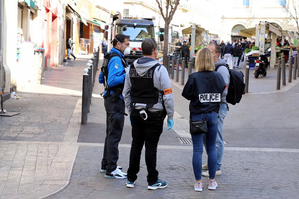 Contrôles de police sur le marché des Capucins à Noailles (Photo Robert Poulain)