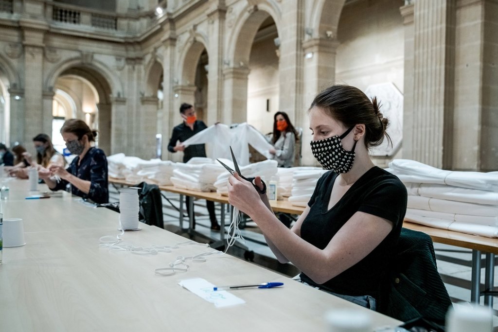 C'est au Palais de la Bourse mis à disposition par la CCIAMP que le collectif "Couturiers solidaires du Sud" lancé par Fask pour la fabrication de surblouses (Photo CCIAMP)