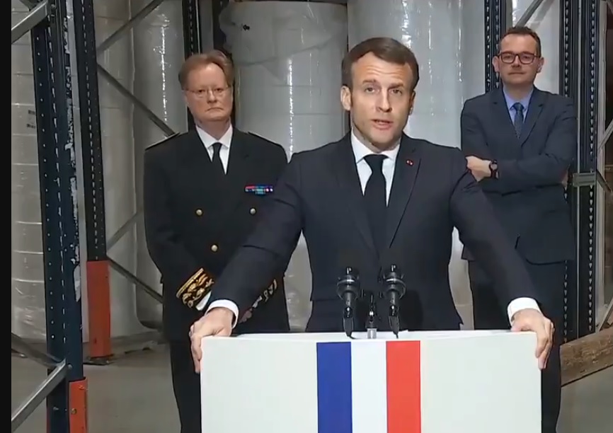 Emmanuel Macron lors de sa conférence de presse sur le site de la PME Kolmi-Hopen (capture d'écran)