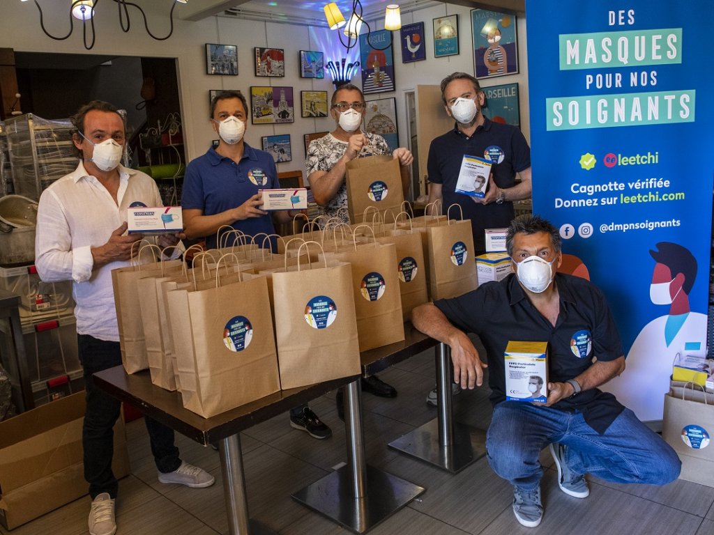 Fabrice Raffo en polo bleu, entouré de ses amis entrepreneurs, à l'origine de l'initiative pour les soignants qu'ils accueillent pour les fournir en masques. (Photo Olivier Mezadourian)