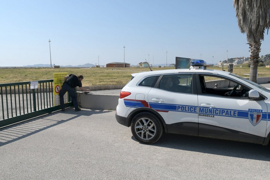 Des panneaux signifient l’interdiction temporaire d’accès et de circulation sur les plages (Photo VdM)