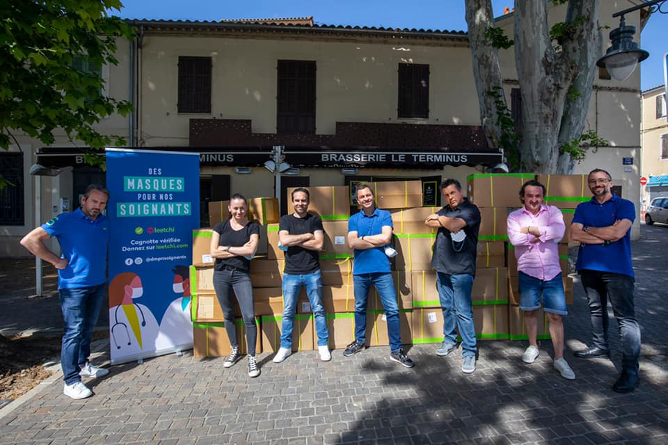 Fabrice Raffo et toute son équipe de bénévoles à l’origine de la cagnotte " des masques pour nos soignants ", lors de la remise des masques ce samedi 9 mai dans le village de Saint-Barnabé (12e), à Marseille ( Photo Olivier Mezadourian)