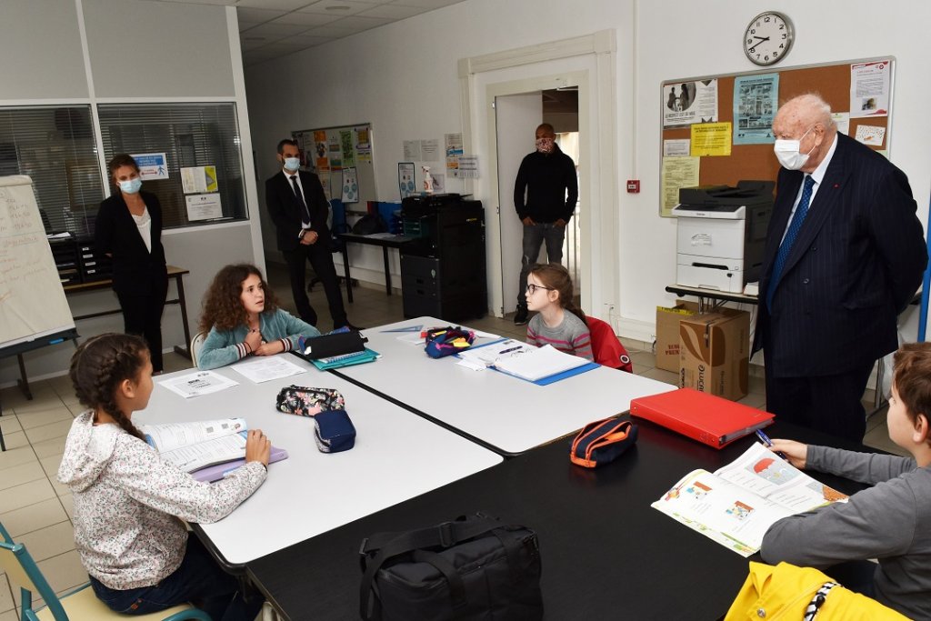 Jean-Claude Gaudin, accueilli par le directeur et les personnels enseignants et municipaux, est allé à la rencontre des enfants lors de la visite des écoles municipales de la Pointe-Rouge 8e et de la Pomme Sainte-Madeleine 11e (Photo D.R.).