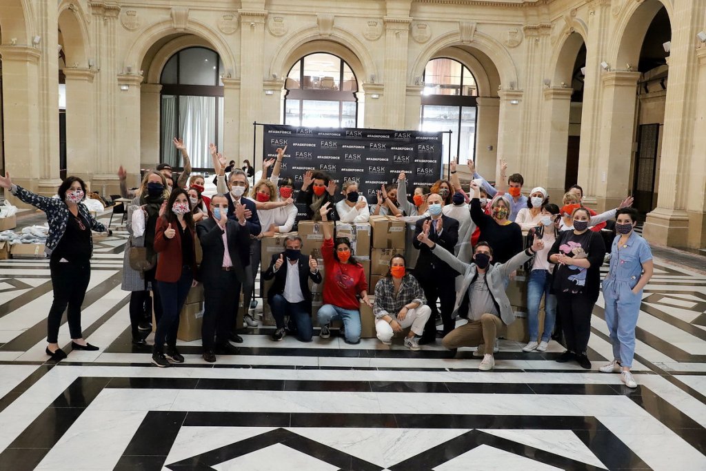 Les Bénévoles du collectif "les couturièr(e)s solidaires du Sud", les représentants de l'AP-HM, de la CCIAMP et de Fask unis dans la solidarité (Photo Robert Poulain)