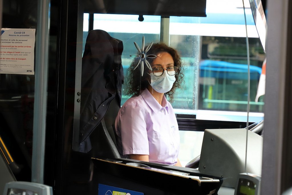 Une chauffeure de bus (Photo Robert Poulain)