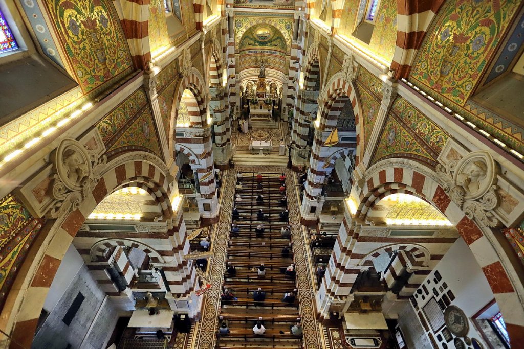 Marseille. Ce dimanche 24 mai 2020 à 9 heures, dans le plus grand respect de distanciation sociale et gestes barrières, s'est tenue la première messe avec des fidèles à Notre-Dame-de-la-Garde (Photo Robert Poulain)