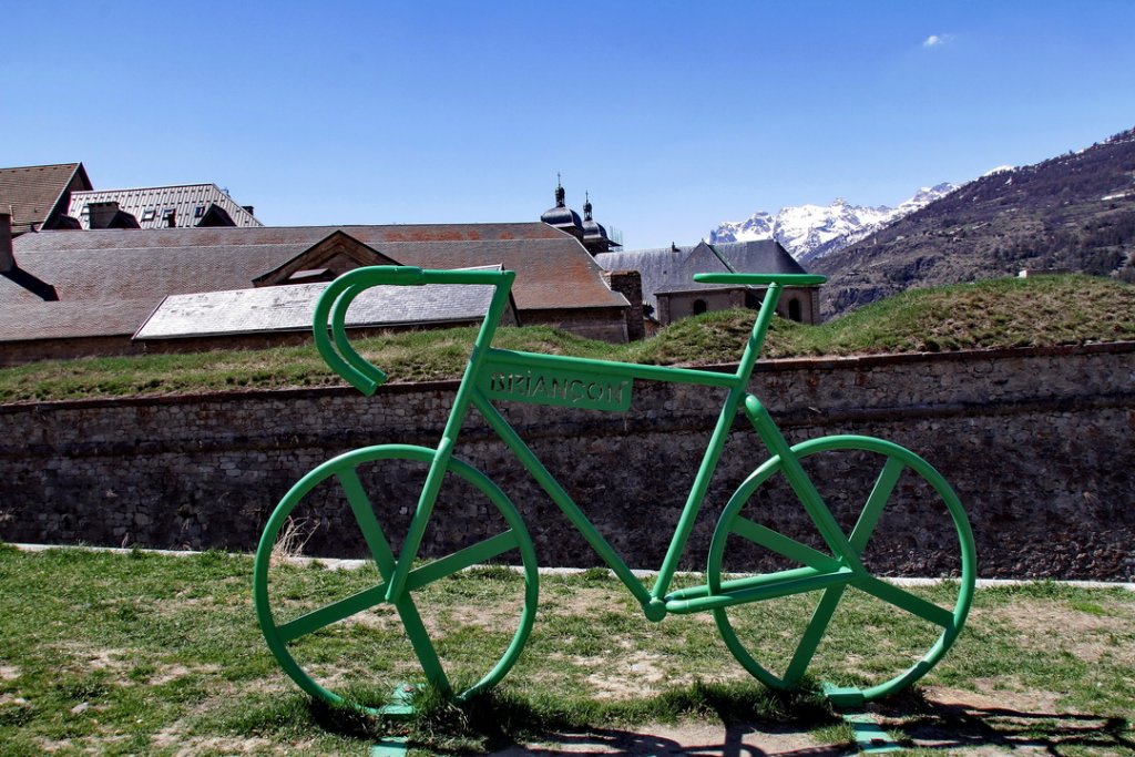 A Marseille on méprise le vélo en retirant les pistes cyclables à Briançon, il est oeuvre d'Art (Photo Robert Poulain)