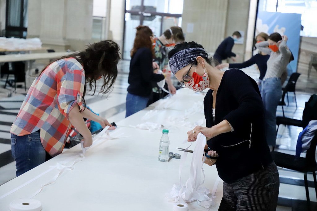 Le Palais de la Bourse siège de la CCIAMP a été transformé en atelier de confection mi-avril (Photo Robert Poulain)