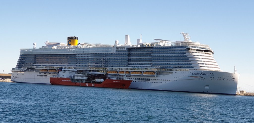 Le lundi 4 mai, le port de Marseille Fos, Shell et Carnival ont mené la première opération d'avitaillement en GNL "ship to ship" en France sur le Costa Smeralda (Photo Marseille Fos)