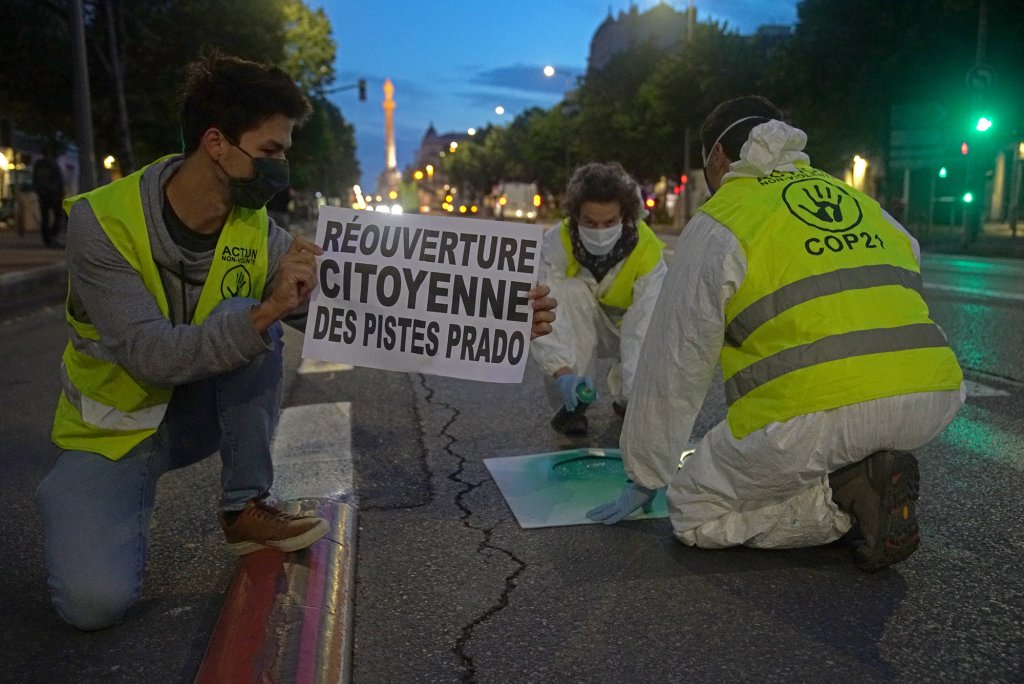 Une trentaine d’activistes ont procédé à un tracé militant de la bande cyclable sur l’axe Castellane-Prado © ANV-COP21