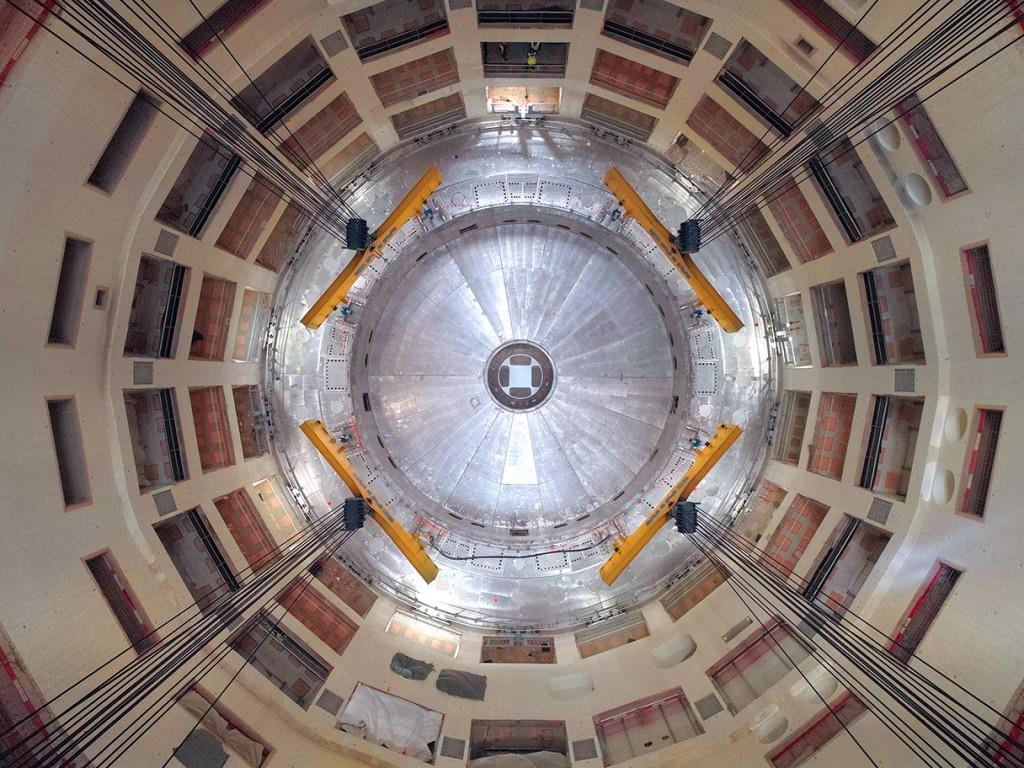 Le premier élément de la machine Iter - la base du cryostat (1 250 tonnes)- a été positionné avec succès au fond de la fosse d'assemblage le mardi 26 mai. L'opération s'est parfaitement bien déroulée. (Photo: Iter Organization/EJF Riche)