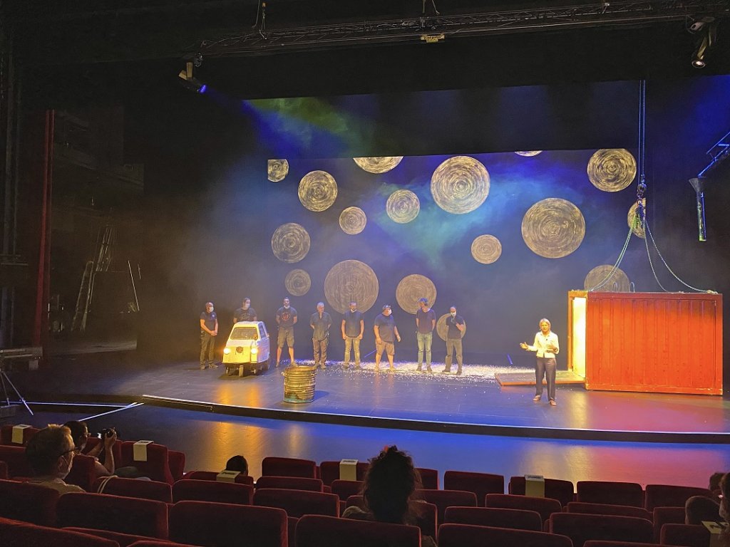 C’est par une séance de "Rêvons au théâtre" consacrée à la découverte du plateau et de ses métiers que s’est ouverte la conférence de presse de présentation de la saison de La Criée. (Photo M.E.)