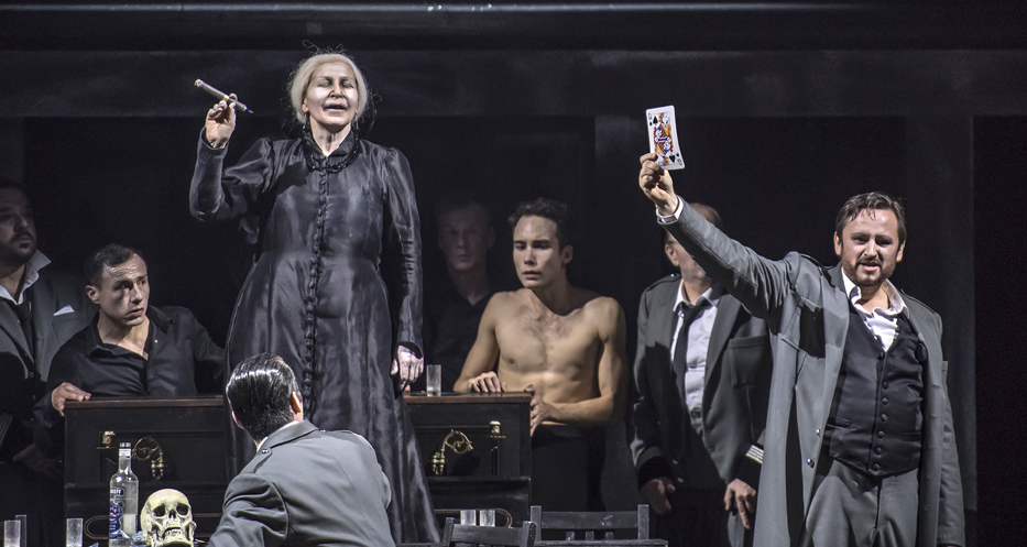 Marie-Ange Todorovitch (debout à gauche) est une Dame de Pique exceptionnelle dans cette production de l’opéra de Tchaïkovski qui devrait ouvrir la saison lyrique à Marseille (Photo Opéra de Nice - Dominique Jaussein )