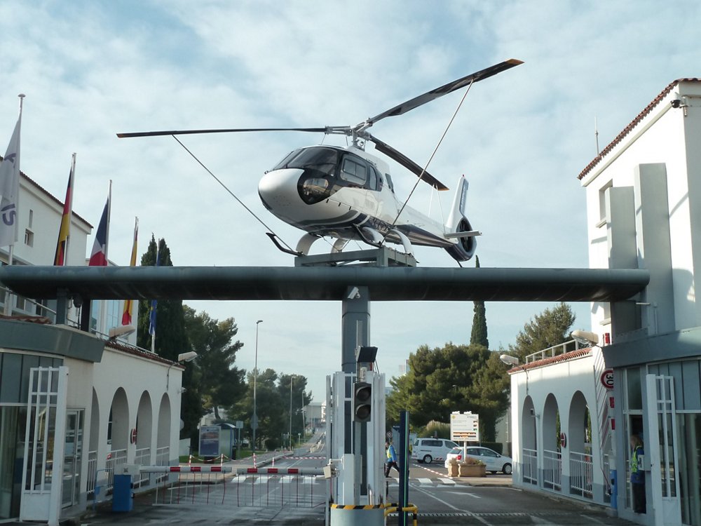 Le prototype de l'Ecureuil AS350 Z exposé à l'entrée du site d'Airbus Helicopters de Marignane © Airbus Helicopters