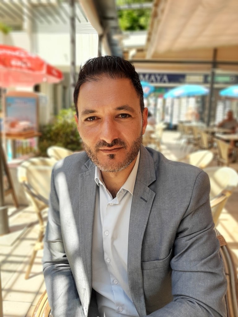 Le candidat pour le Printemps Marseillais dans les 11e et 12e de Marseille, Yannick Ohanessian, jeudi 25 juin au matin dans un café du village de Saint-Barnabé. (Photo Bruno Angelica)