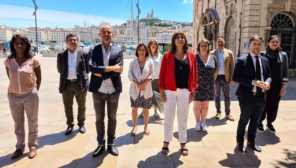 Les têtes de liste du Printemps Marseillais et les représentants de Debout Marseille devant la mairie de Marseille (Photo D.R.)