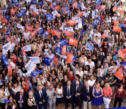 Photo archive Destimed/RS Plusieurs centaines de bacheliers fraîchement diplômés et ayant obtenu la mention "Très bien" reçus à l’Hôtel de Région par Renaud Muselier