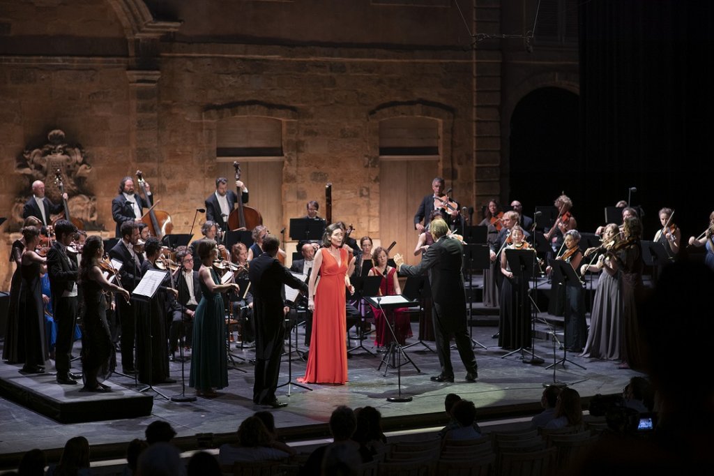 Devant le mur du théâtre de l’Archevêché, Véronique Gens interprète l’air "Ah ! Perfido" de Beethoven accompagnée par le Balthasar Neumann Ensemble dirigé par Thomas Hengelbrock. (Photo Vincent Beaume)