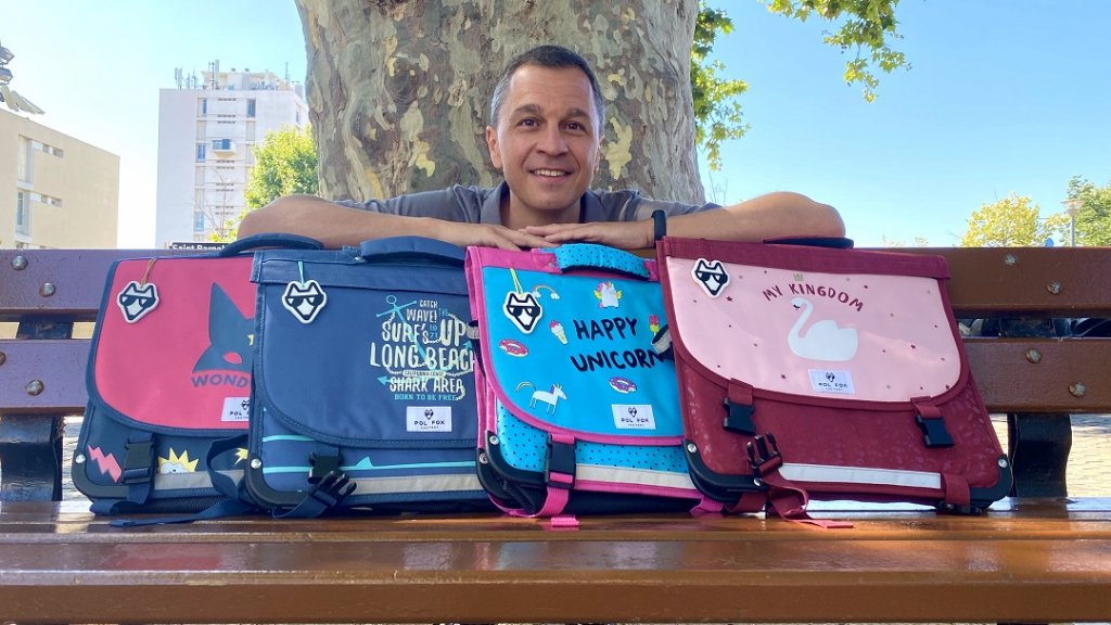 L'entrepreneur marseillais, Fabrice Raffo, présente une partie de la collection des cartables de sa marque : Pol Fox. (Photo Bruno Angelica)