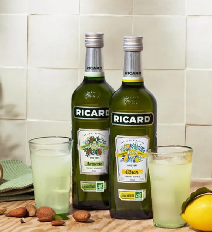 Ricard propose deux nouveautés, bio, une aux saveurs citronnées et l'autre version amande © Ricard