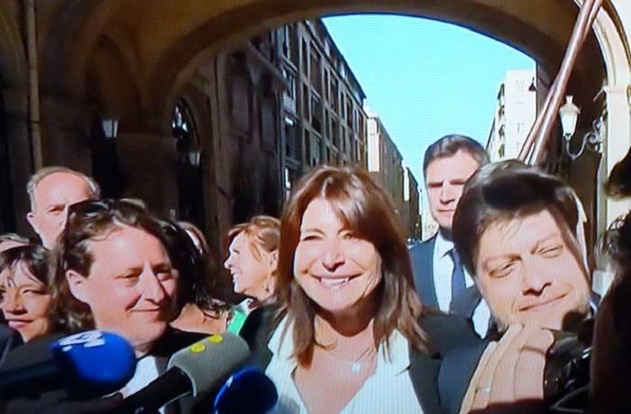 Michèle Rubirola entourée d'Olivia Fortin et Benoît Payan traverse une foule en liesse (Photo P.M.-C.)