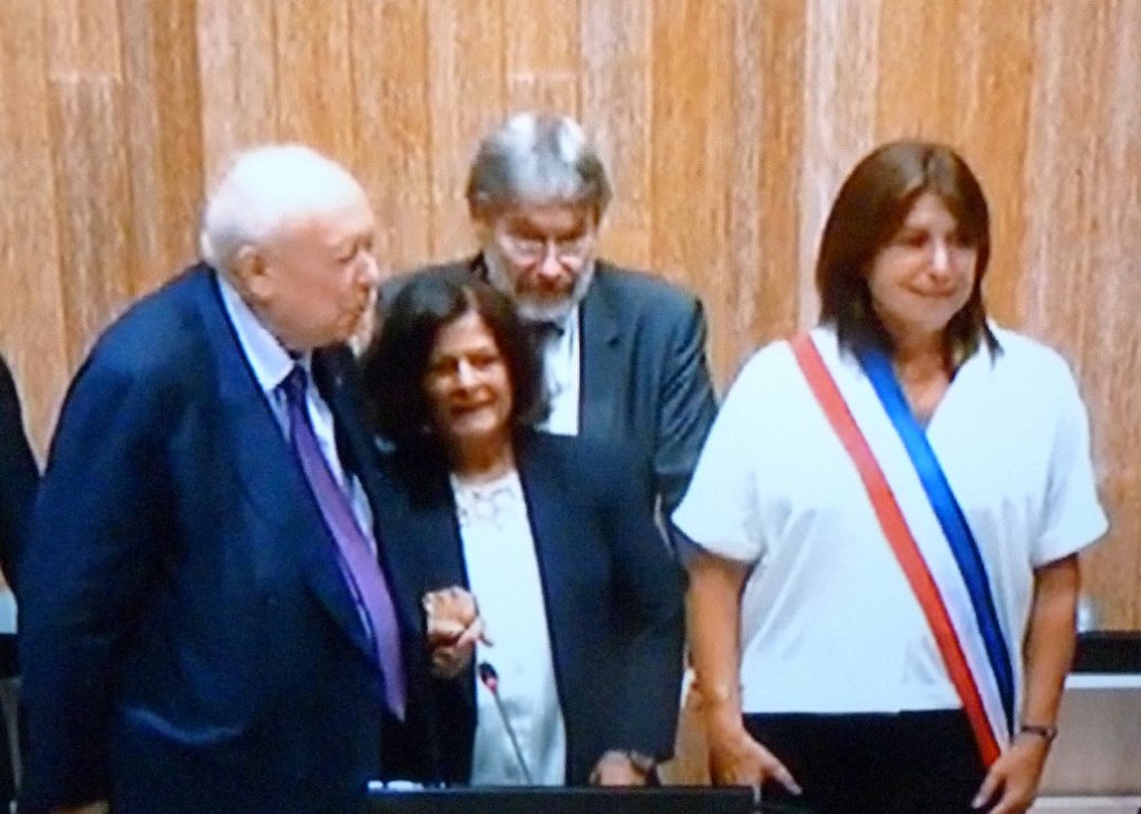 Michèle Rubirola vient de recevoir des maisn de Jean-Claude Gaudin l'écharpe de maire de Marseille (Photo P.M.-C)