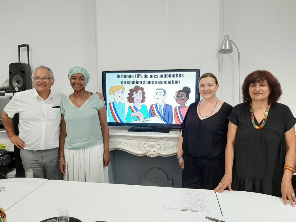 Autour de l'écran où s'affiche le slogan de l'"Éluthon", opération qui se veut nationale de gauche à droite les élus de la nouvelle majorité de gauche à la Ville : Victor-Hugo Espinosa, Chahidati Soihili, Tamara Beard et Zoubida Menguenni (Photo B.A.)