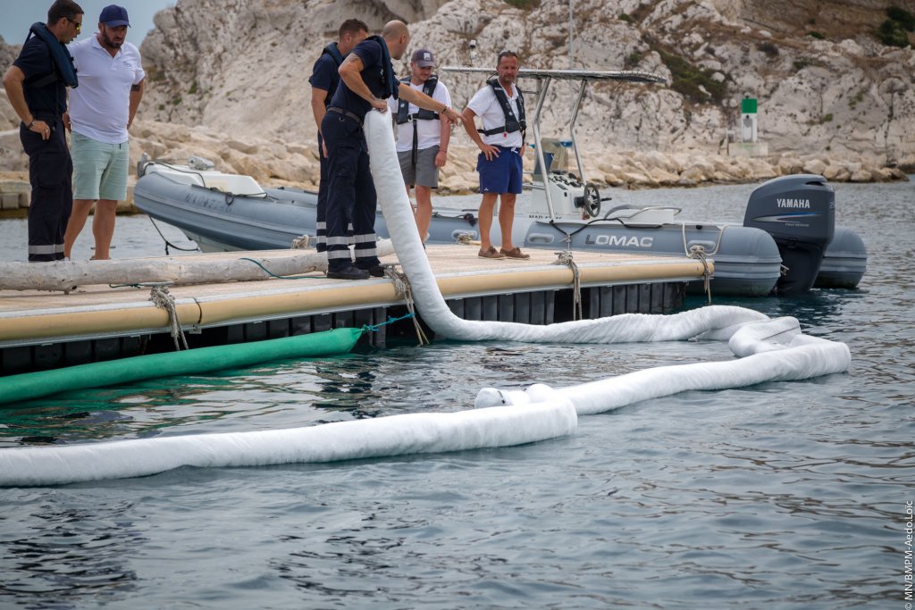 Des reconnaissances en surface et en profondeur ainsi que la pose d'un barrage absorbant, ont permis de limiter la pollution dans le port du Frioul. (Photo BMPM)