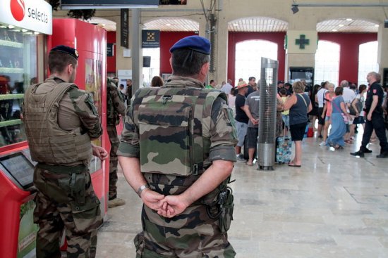 Les militaires de l'Opération Sentinelle patrouillent notamment dans les lieux touristiques mais aussi aux frontières, dans les gares et aéroports (Photo archives Destimed)