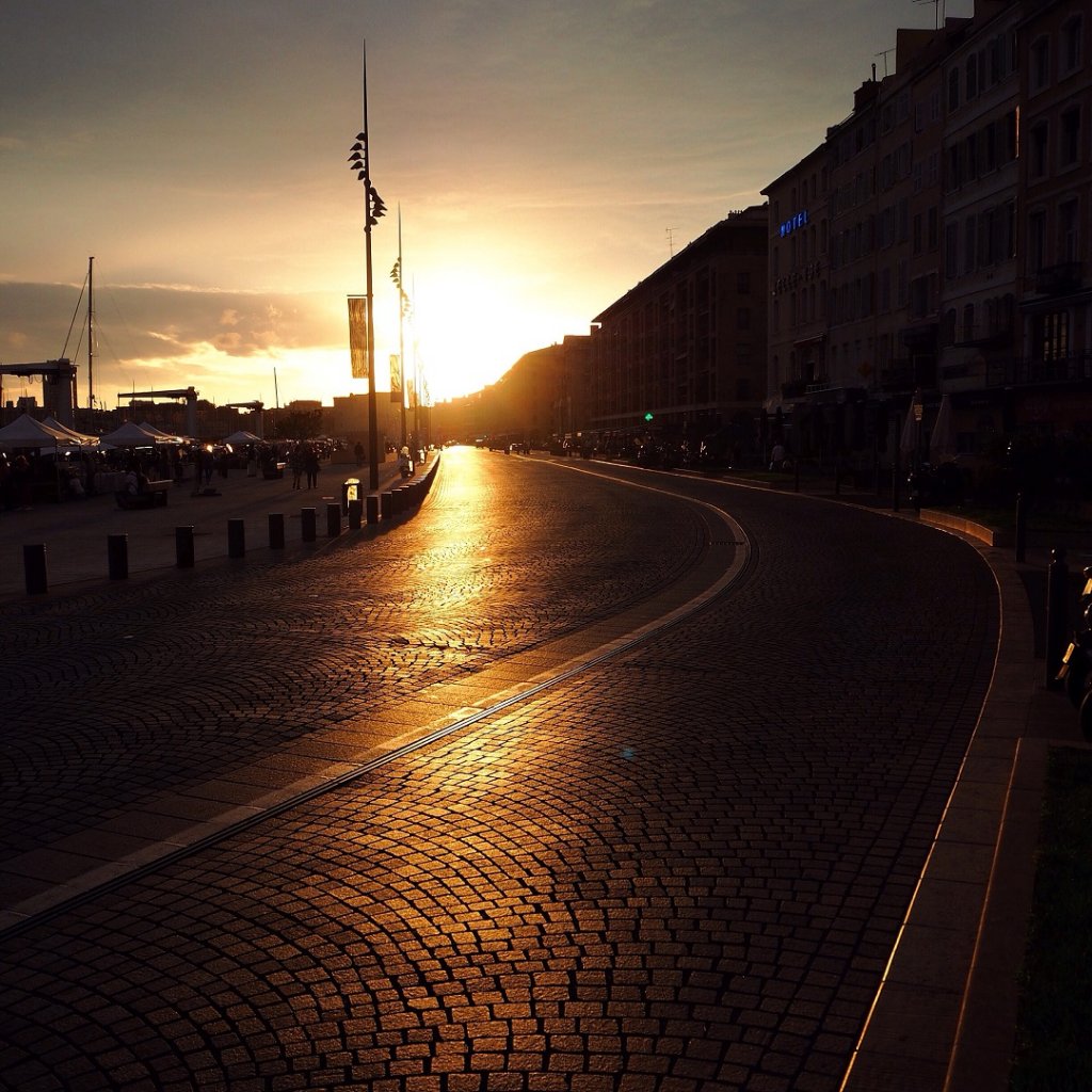 Le Vieux-Port, lieu de vie de Marseille, où sont regroupés nombre de bars et restaurants (Photo Hagay Sobol)