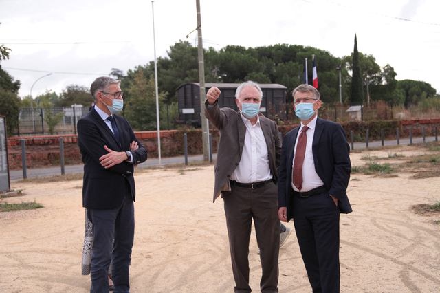 Alain Chouraqui et le préfet de police Emmanuel Barbe au Wagon du souvenir des déportations © CdM