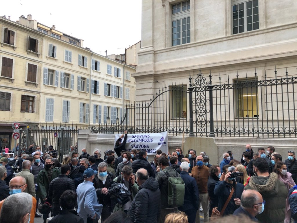 Mobilisation devant le tribunal de commerce de Marseille à la suite des annonces du ministre de la santé de fermer bars et restaurants sur Aix-Marseille (Photo Mireille Bianciotto)