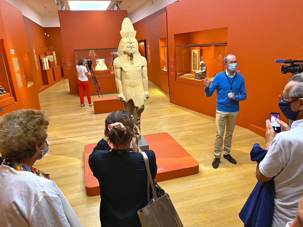 Christophe Barbotin présente l’exposition devant le colosse de pharaon debout, sculpture de l’époque ramesside (XIIe-XIIe siècle av. J.-C.) (Photo Michel Egéa)