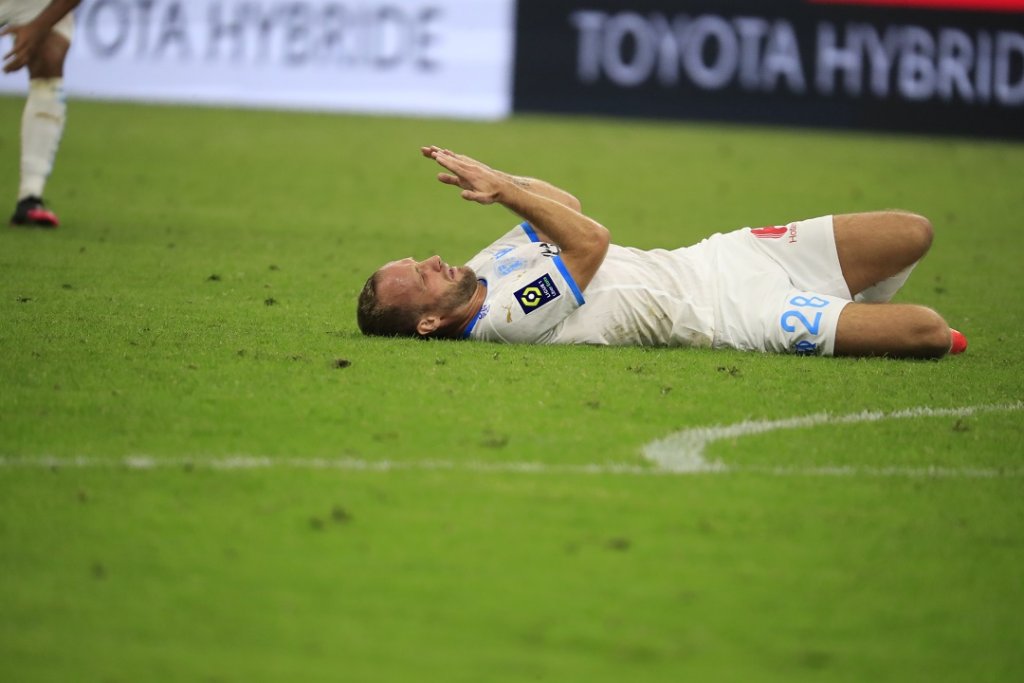 Toute le détresse de Valère Germain allongé sur la pelouse au coup de sifflet final (Photo Laurent Saccomano/Wallis.fr)