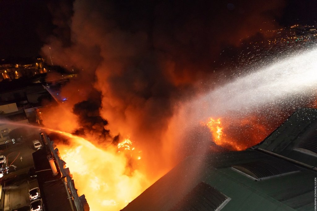 Les flammes détruisent un entrepôt de 7 000 mètres carrés dans le 12e (Photo MN/BMPM/ MT Julien Sionneau)