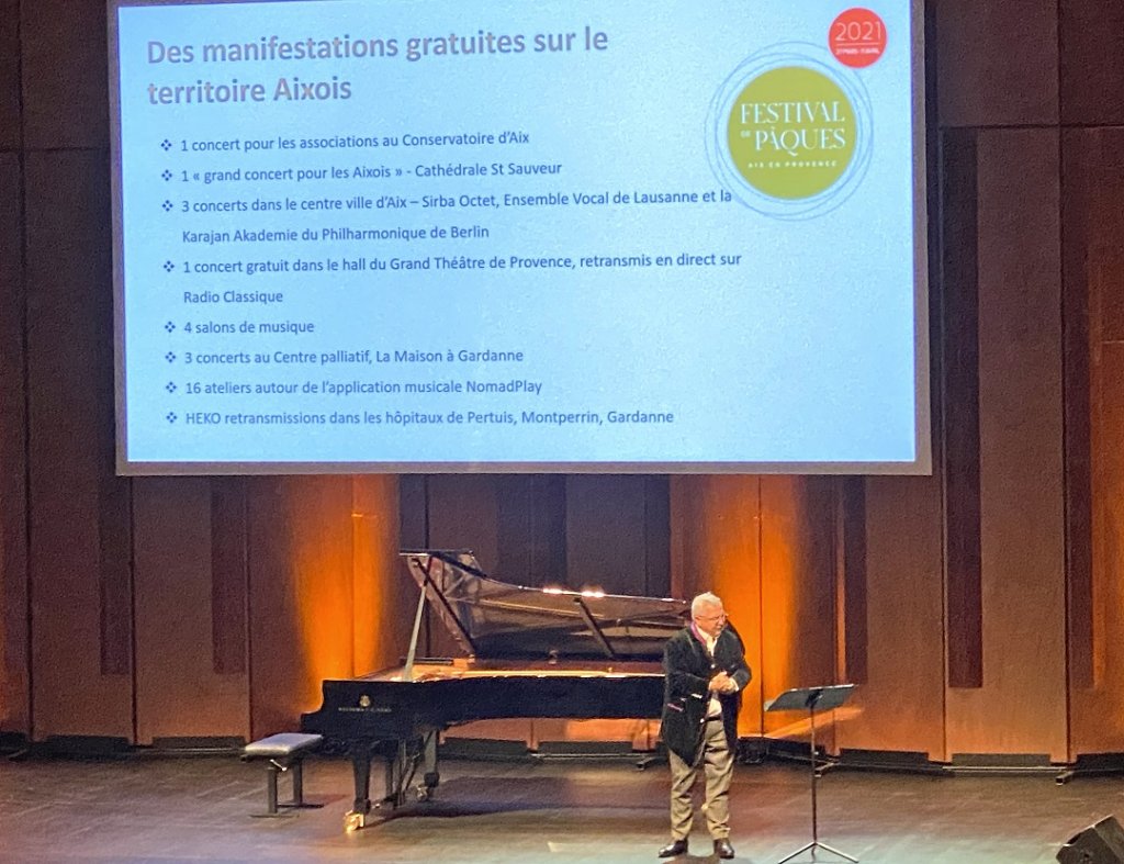 Avant d’accueillir le pianiste Guillaume Bellom pour un mini récital, Dominique Bluzet a tenu le plateau du Grand Théâtre de Provence avec la verve qu’on lui connaît. (Photo Michel Egéa)