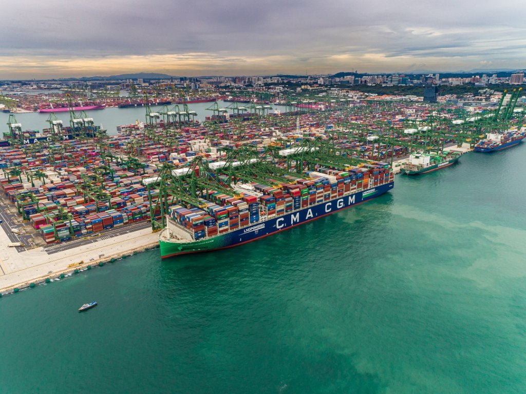 Le CMA CGM Jacques Saadé avant de quitter le port de Singapour ce lundi 12 octobre © CMA CGM