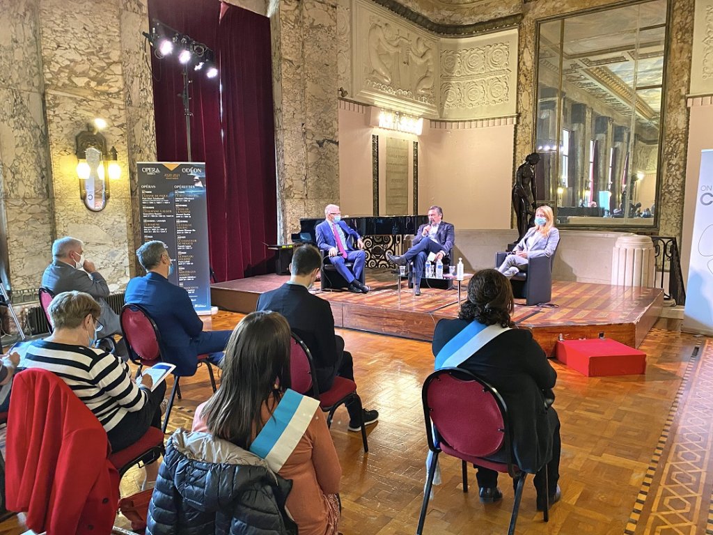 Maurice Xiberras, Jean-Marc Coppola et Sabine Bernasconi face à la presse au cœur du foyer de l’Opéra. (Photo Michel Egéa)