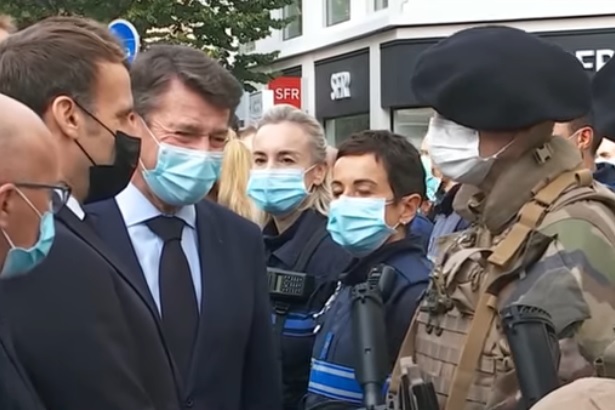 Emmanuel Macron et le maire de Nice, Christian Estrosi saluent la police et l'Armée (Photo capture d'écran)