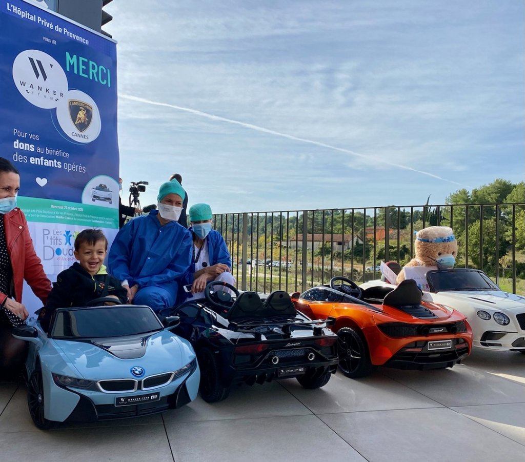 Rien n'est plus beau que le sourire de Gabriel 3 ans dans sa voiturette électrique aux côtés des personnels hospitaliers (Photo D.R.)