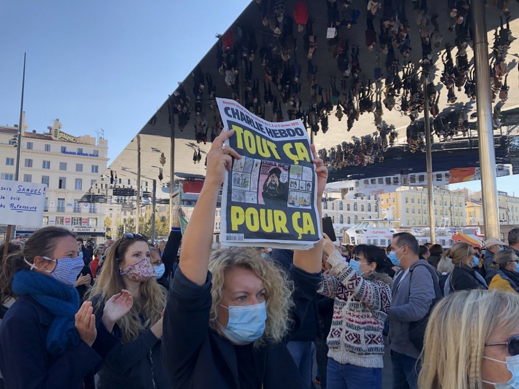 Manifestation à Marseille en hommage à Samuel Paty, professeur victime de... (Photo Mireille Bianciotto). Destimed reviendra sur la manifestation qui a rassemblé ce dimanche 18 octobre plusieurs milliers de personnes...